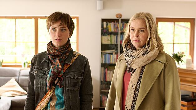 Mona Treutlein (Carla H&uuml;ttermann, links) hat ihre Tochter freiwillig zur Adoption freigegeben. Doch nach der Geburt ommen der jungen Frau pl&ouml;tzlich Zweifel. Kann Lena Lorenz (Judith Hoersch) zwischen ihr und den Adoptiveltern vermitteln?