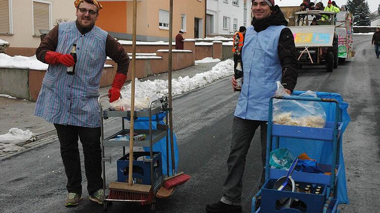 Andreas Engmann und Patrick Bohl (von links) kamen als Ermetzia-Putzfrauen, die am Aschermittwoch notwendiger gebraucht werden.