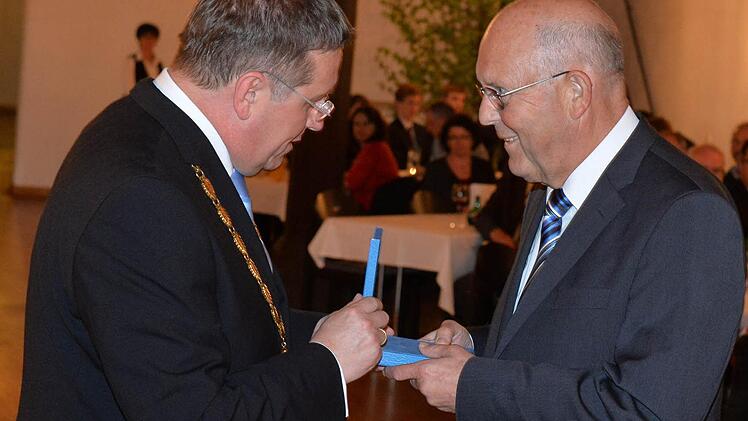 Die Stadtmedaille überreichte der OB an Jürgen Arlt ...