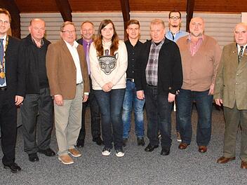 In der Gemeinderatssitzung wurden Mitbürger für ehrenamtliches Engagement und schulische Leistungen geehrt (von links): Erster Bürgermeister Wolfram Thein, Alfred Karg, Helmut Käferlein, Zweiter Bürgermeister Harald Deringer, Antonia Mocker, Johannes Brehm, Dieter Weigand, Moritz Werb, Gerd-Peter Schmidt, Alfred Schleicher.  Foto: Gerhard Schmidt
