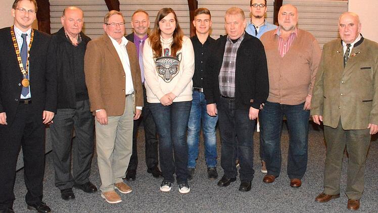 In der Gemeinderatssitzung wurden Mitbürger für ehrenamtliches Engagement und schulische Leistungen geehrt (von links): Erster Bürgermeister Wolfram Thein, Alfred Karg, Helmut Käferlein, Zweiter Bürgermeister Harald Deringer, Antonia Mocker, Johannes Brehm, Dieter Weigand, Moritz Werb, Gerd-Peter Schmidt, Alfred Schleicher.  Foto: Gerhard Schmidt