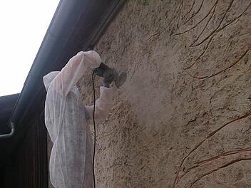 Mit der Flex wird die Kontur in die Mauer gefräst.Foto: Hermann BeßendörferMit der Flex wird die Kontur in die Mauer gefräst.Foto: Hermann Beßendörfer