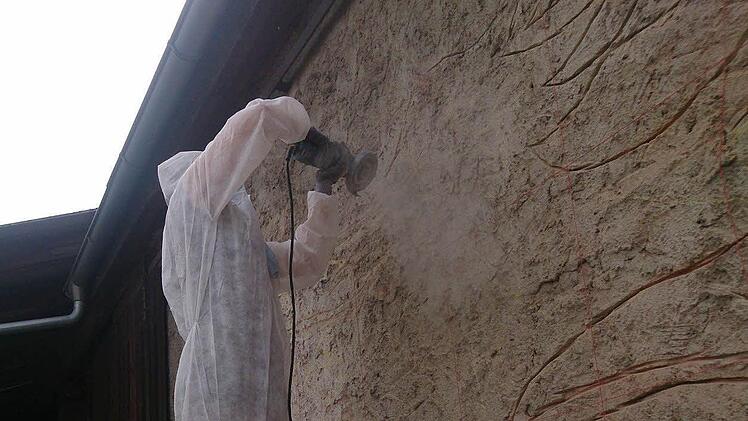 Mit der Flex wird die Kontur in die Mauer gefräst.Foto: Hermann BeßendörferMit der Flex wird die Kontur in die Mauer gefräst.Foto: Hermann Beßendörfer