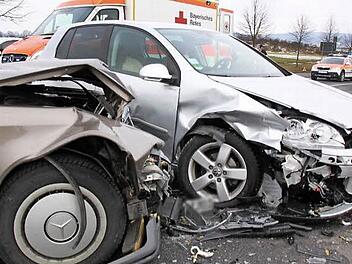 Der Fahrer eines VW Golf übersah am Mittwochnachmittag beim Abbiegen einen herannahenden, vorfahrtsberechtigten Mercedes. Beim Zusammenstoß wurden zwei Insassinnen der Autos verletzt. Foto: Matthias Einwag