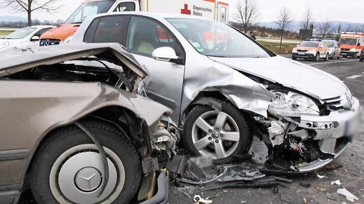 Der Fahrer eines VW Golf übersah am Mittwochnachmittag beim Abbiegen einen herannahenden, vorfahrtsberechtigten Mercedes. Beim Zusammenstoß wurden zwei Insassinnen der Autos verletzt. Foto: Matthias Einwag