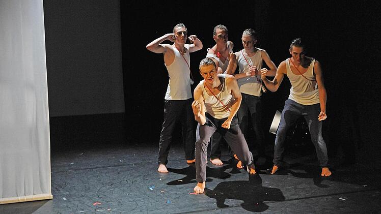 Szene aus "Tristan und Isolde" mit dem Jugendclub des Landestheaters in der Reithalle.Foto: Andrea Kremper