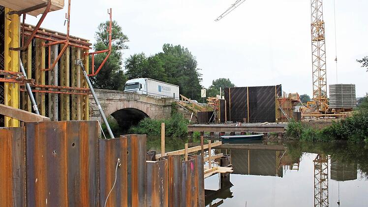 Über die alte Sandsteinbrücke läuft noch der Verkehr (im Hintergrund). Die neue Brücke führt nur wenige Meter weiter westlich über den Roten Main. Fotos: Alexander Hartmann