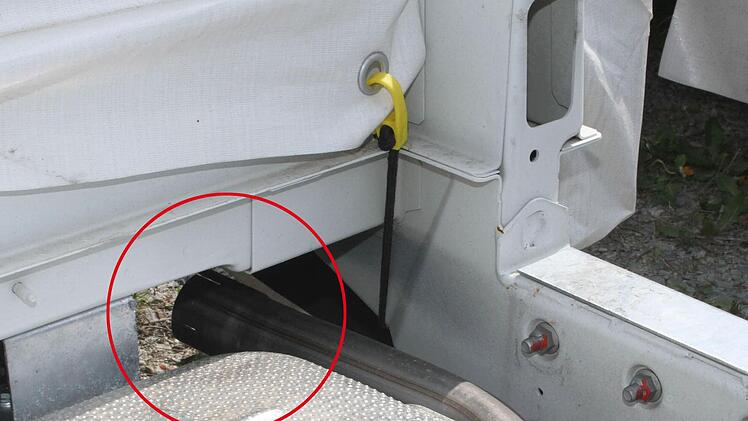 Das Rohr verläuft ins Leere: Der Teil, in dem der Dieselpartikelfilter saß, wurde komplett abmontiert . Foto: Sonny Adam