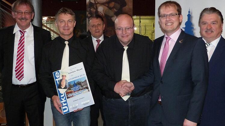 Urkunde und Geldpreis: "Das seltsame Paar" wurde am Sonntag mit dem WGK-Kulturpreis 2016 ausgezeichnet. Von links: Bürgermeister Stefan Schaffranek, Manfred Spindler, OB Henry Schramm, Roland Jonak, Landrat Klaus Peter Söllner und WGK-Vorsitzender Ralf Hartnack. Foto: Werner Reißaus