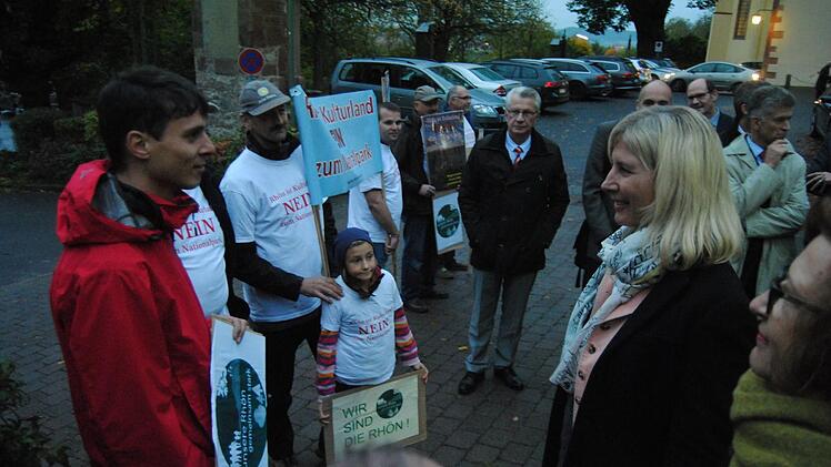 Nationalpark-Gegner demonstrierten und verwickelten den Gast aus M&uuml;nchen vor der Akademie in eine kurze Diskussion.