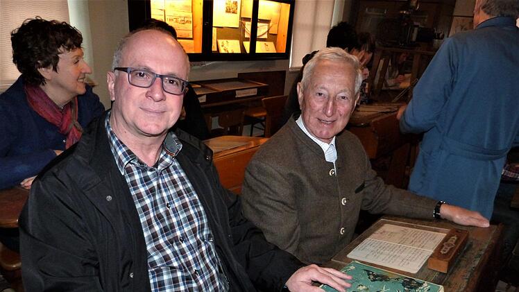 Ungewohntes Bild: Bürgermeister Stephan Heckel-Michel und Altbürgermeister Hans Nützel gemeinsam in der Schulbank.