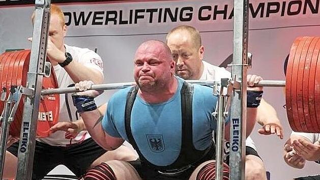 Christoph Seefeld bei der Kniebeuge bei der EM in Pilsen  Foto: privat