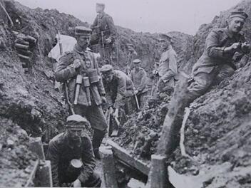 Deutsche Soldaten in einem Schützengraben des Ersten Weltkriegs - das Grauen ist in der Ausstellung mit Bildern dokumentiert.Volksbund