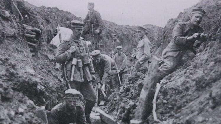 Deutsche Soldaten in einem Schützengraben des Ersten Weltkriegs - das Grauen ist in der Ausstellung mit Bildern dokumentiert.Volksbund