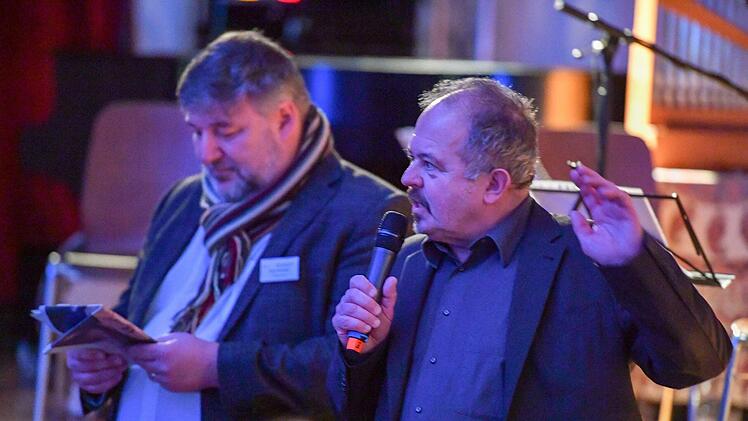 Klaus Stieringer, vom Bamberger Literaturfestival und der Schulleiter des Franz-Ludwig-Gymnasiums Rainer Herzing (rechts) Foto: Ronald Rinklef