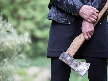 Gro&szlig;einsatz in Franken: Mann mit Axt und Armbrust in Wohnung bedroht