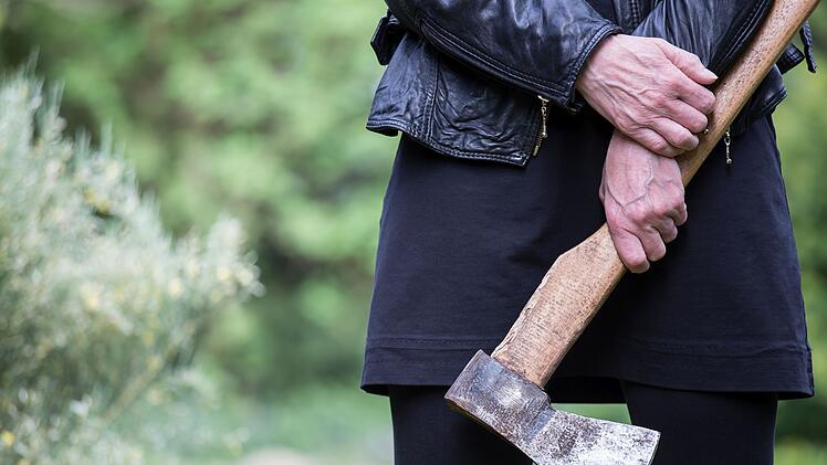 Gro&szlig;einsatz in Franken: Mann mit Axt und Armbrust in Wohnung bedroht
