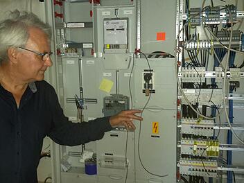 Regelmäßig überzeugt sich Pfarrer Gerd Kirchner vom Fortgang der Installationsarbeiten. Er ist froh, dass die evangelische Friedenskirche endlich einen neuen Schaltschrank für die elektrischen Anlagen bekommt.