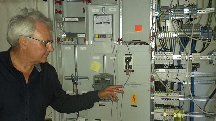 Regelmäßig überzeugt sich Pfarrer Gerd Kirchner vom Fortgang der Installationsarbeiten. Er ist froh, dass die evangelische Friedenskirche endlich einen neuen Schaltschrank für die elektrischen Anlagen bekommt.