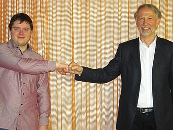 Christian Leber(links), unterfränkischer Kammersieger im Fach Elektrotechnik, nahm die Glückwünsche des Marktes und des Rats sowie einen Gutschein von Bürgermeister Peter Bergel (rechts) für seine Leistung entgegen.