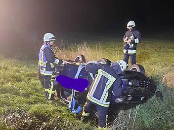 Untersiemau: Unfall im Kreis Coburg - Auto überschlägt sich und landet im Straßengraben Untersiemau: Unfall im Kreis Coburg - Auto überschlägt sich und landet im Straßengraben