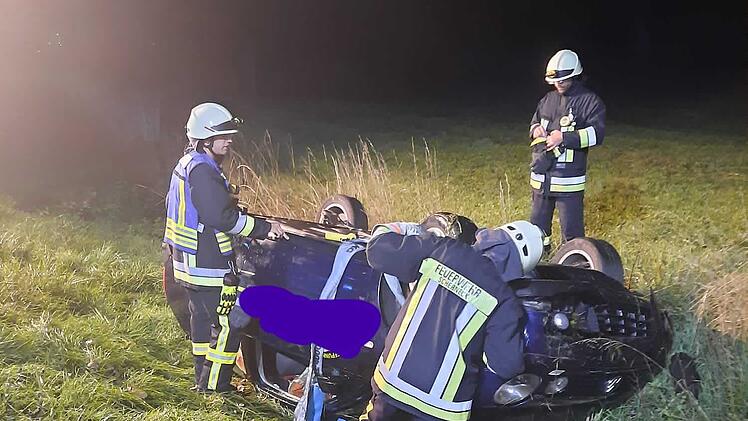 Untersiemau: Unfall im Kreis Coburg - Auto überschlägt sich und landet im Straßengraben