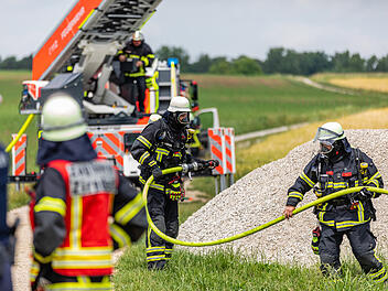 Scheunenunterstand brennt im Kreis Fürth