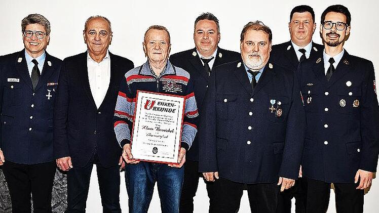 F&uuml;r jahrzehntelangen Feuerwehrdienst und ehrenamtliche Vereinst&auml;tigkeiten wurde Klaus Barnickel zum Ehrenmitglied der Feuerwehr Woffendorf ernannt; die Auszeichnung durch Vorsitzenden Matthias H&uuml;mmer (Mitte) erfolgte im Beisein von Kreisbrandmeist...