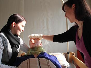 Anja Uridil (links) und Jasmin Schoberth gehören zur Examensklasse der Altenpflegeschule. Sie demonstrieren beim Tag der offenen Tür die Arbeit in einer Palliativstation. Fotos: Jürgen Gärtner