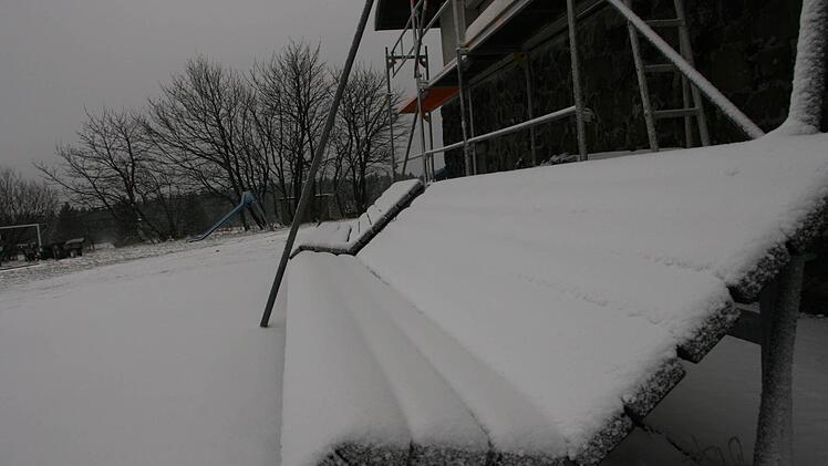 Verschneite Ruhebank an der Kissinger Hütte.