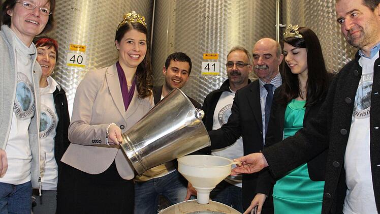 Eines der beiden 100 Liter Holzfässer füllt Weinkönigin Melanie Dietrich im Beisein der Ehrengäste und der "Macher" mit dem 2012er Müller Thurgau.  Fotos: fp