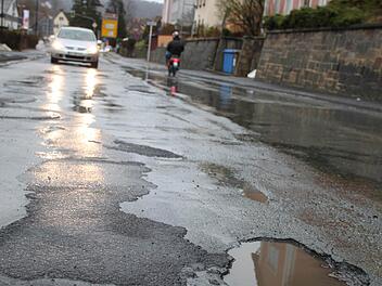 An manchen Stellen gleich die Kissinger Straße einer holprigen Piste. Foto: Ulrike Müller/Archiv