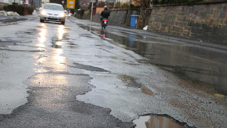 An manchen Stellen gleich die Kissinger Straße einer holprigen Piste. Foto: Ulrike Müller/Archiv
