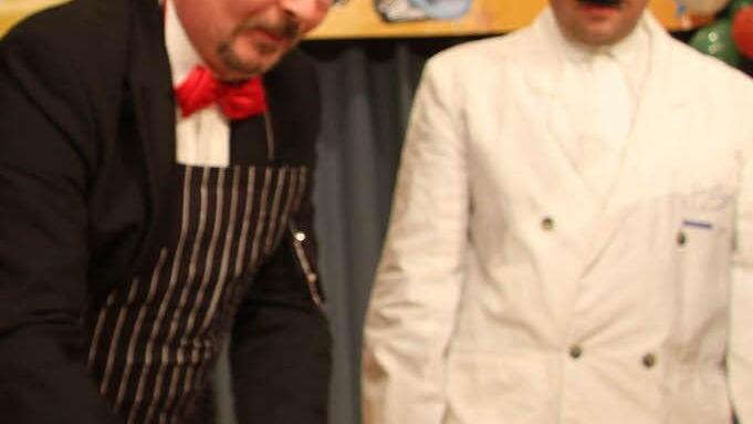 Klöße rollen und ein "Bröckerla" versenken - unter Aufsicht von Johann Lafer (Uwe Ehrhardt) gab Andy Sesselmann sein Bestes.