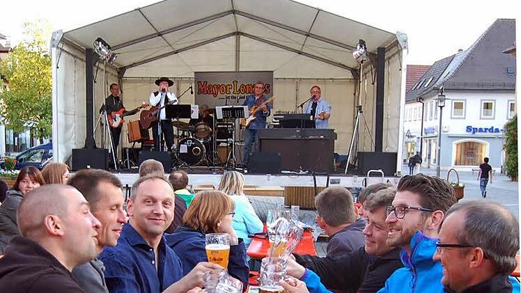 ur Runnerparty rockte die neue Band "Mayor Lenzes", die auch mit Western-Musik ihre Fans begeisterte.  Foto: Andreas Welz
