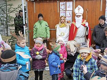 Der Nikolaus beschenkte in Hallerndorf die Kinder.  Foto: Mathias Erlwein