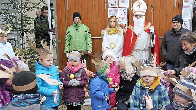 Der Nikolaus beschenkte in Hallerndorf die Kinder.  Foto: Mathias Erlwein