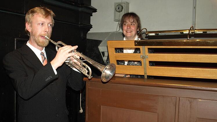 Stefan Reuther mit seiner Trompete und Karina Klaumünzner an der Orgel begeisterten von der Empore aus.