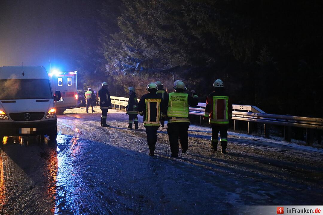 Drei Verletzte bei Unfall auf ploetzlich winterglatten Bundesstrasse