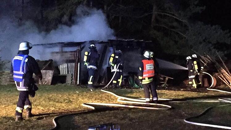 Die Feuerwehren bei den Löscharbeiten Foto: Feuerwehr Adelsdorf