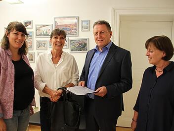 Livia Kunz, Eva Christ und Gabi Glaser (von links) übergaben gestern eine Unterschriftenliste an OB Henry Schramm. Etwa 150 Bürger haben darin ihre Kritik an den verkürzten Sperrzeiten bekundet. Foto: Jochen Nützel