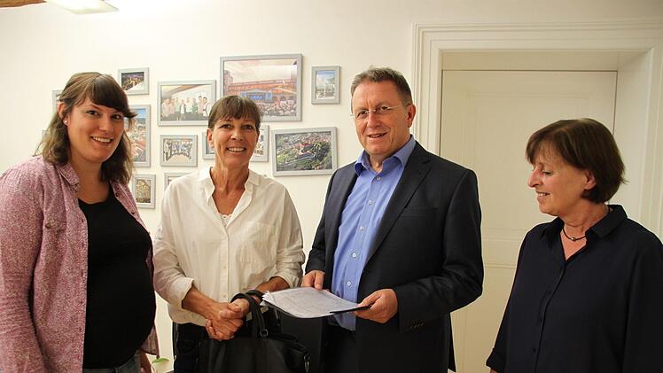 Livia Kunz, Eva Christ und Gabi Glaser (von links) übergaben gestern eine Unterschriftenliste an OB Henry Schramm. Etwa 150 Bürger haben darin ihre Kritik an den verkürzten Sperrzeiten bekundet. Foto: Jochen Nützel