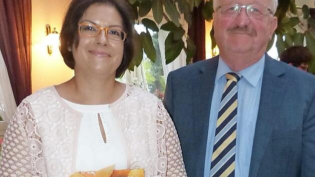 Die Kronacher Kreisbeste Sabine Hofmann mit den erhaltenen Pr&auml;senten und dem stellvertretenden Landrat Bernd Steger. Foto: Klaus-Peter Wulf