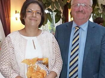 Die Kronacher Kreisbeste Sabine Hofmann mit den erhaltenen Präsenten und dem stellvertretenden Landrat Bernd Steger. Foto: Klaus-Peter Wulf