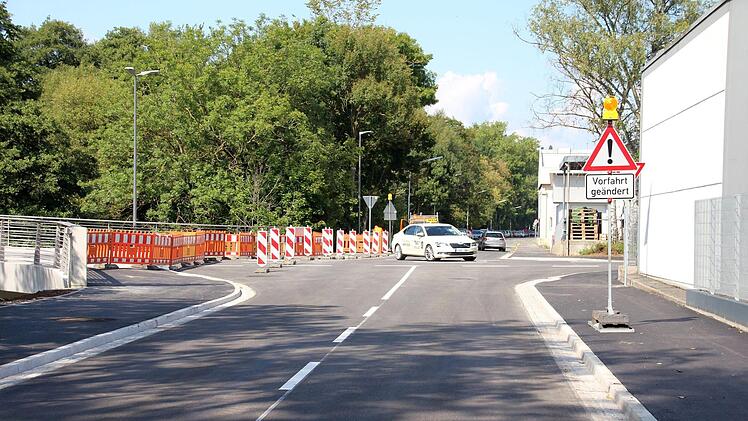An der Einm&uuml;ndung der Ernst-Faber-Stra&szlig;e in die Uferstra&szlig;e wurde die Vorfahrtsregelung ge&auml;ndert, als die neue Br&uuml;cke zum G&uuml;terbahnhofsareal er&ouml;ffnet wurde.CT-Archiv/Ulrike Nauer
