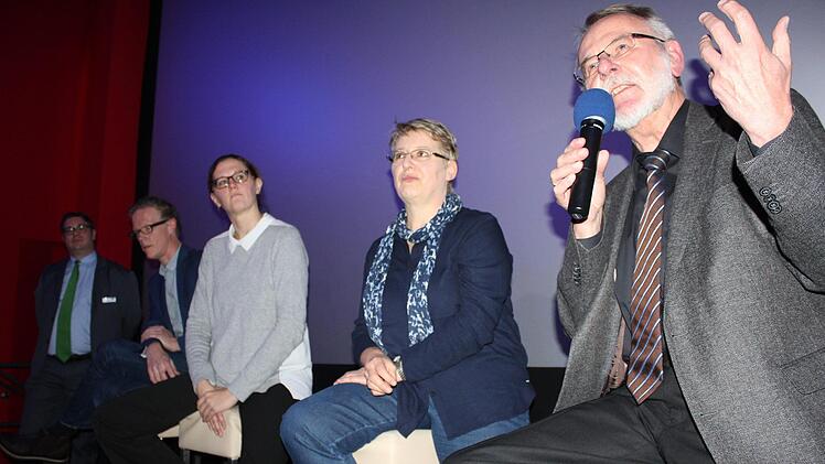 Eindringliche Momente konnte die Podiumsdiskussion vorweisen. So wie hier, während der international anerkannte Spezialist für Depressionen, Manfred Wolfersdorf, auf Chancen bei der Behandlung verwies. Neben ihm zu sehen: Sabine Feuerbach-Heim, Nadine Behring, Axel Schmidt und Uwe Leidinger.Markus Häggberg