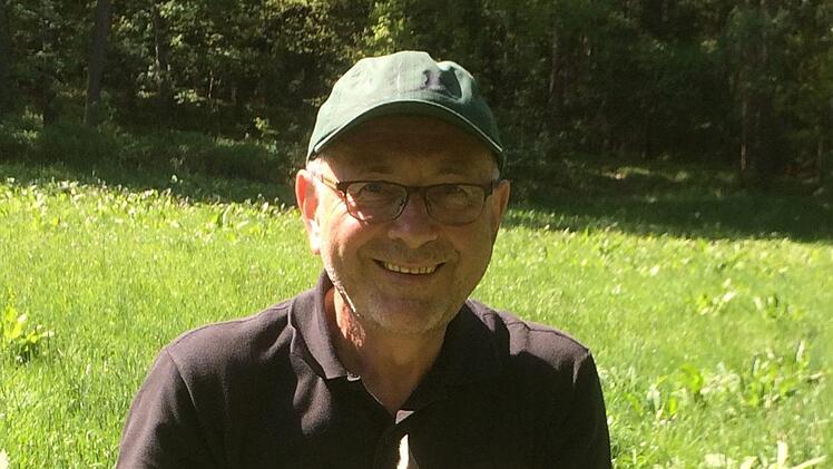 Jagdpächter Rainer Wolf mit einem Kitz Foto: Wolfgang Desombre