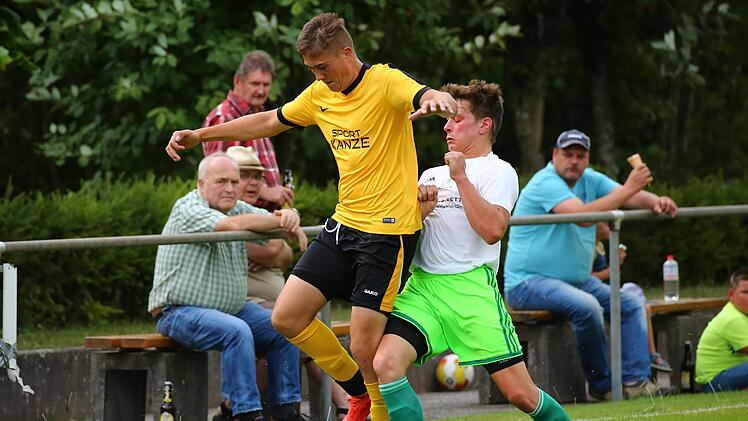 Die SG Rothenkirchen/Pressig und Johannes Fiedler (grünes Trikot) wollen an den 5:1-Erfolg gegen Hirschfeld anknüpfen. Maximilian Zapf erwartet mit dem SV Gifting den SV Steinwiesen.  Foto: Heinrich Weiß