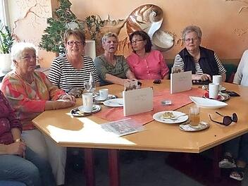 Ehrenamtliche Helfer beim Erfahrungsaustausch mit Kaffee und Kuchen.  Foto: Edeltraud Glückler