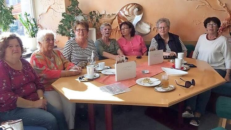 Ehrenamtliche Helfer beim Erfahrungsaustausch mit Kaffee und Kuchen.  Foto: Edeltraud Glückler